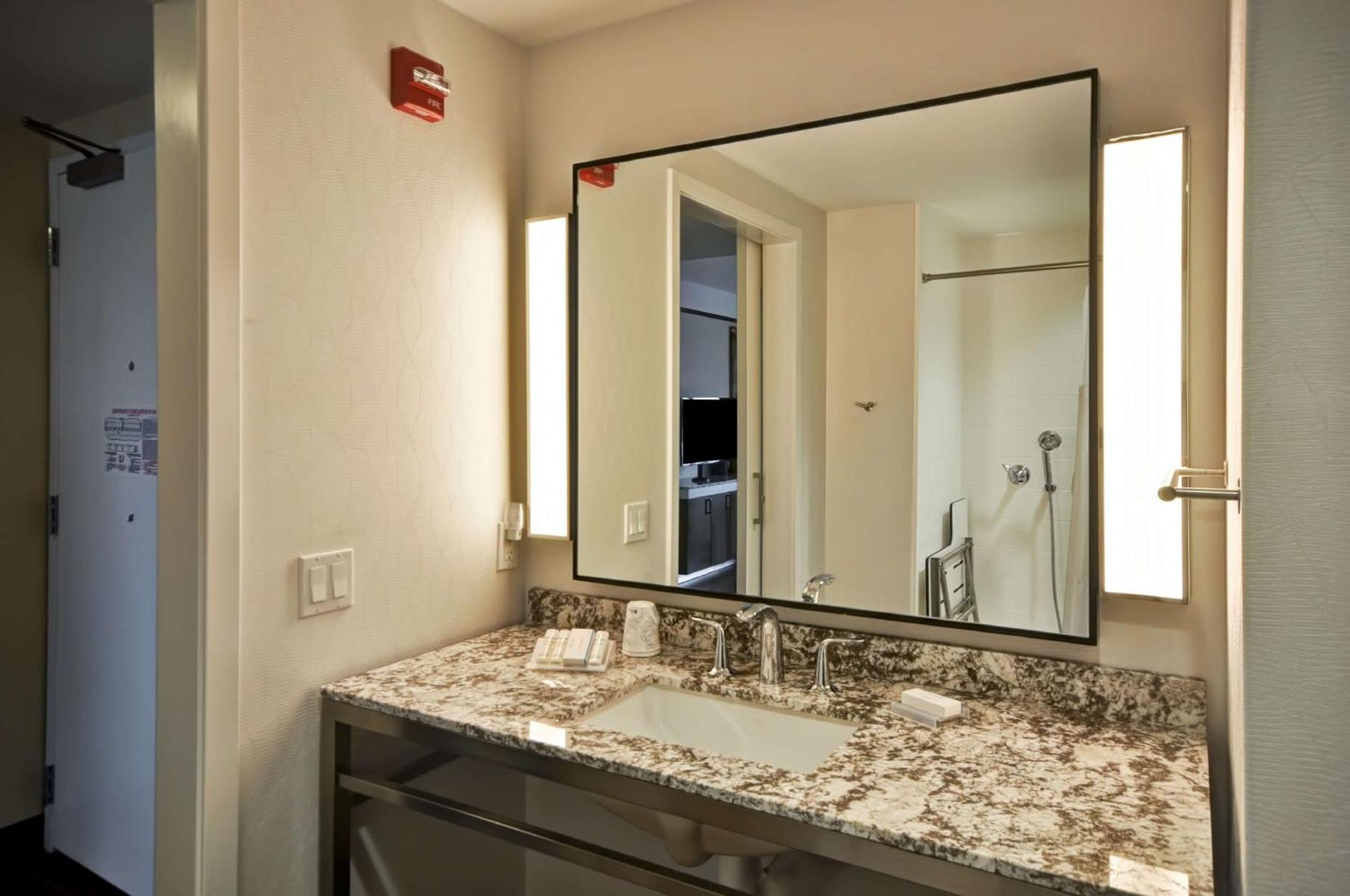Hilton Garden Inn Detroit Трой Экстерьер фото